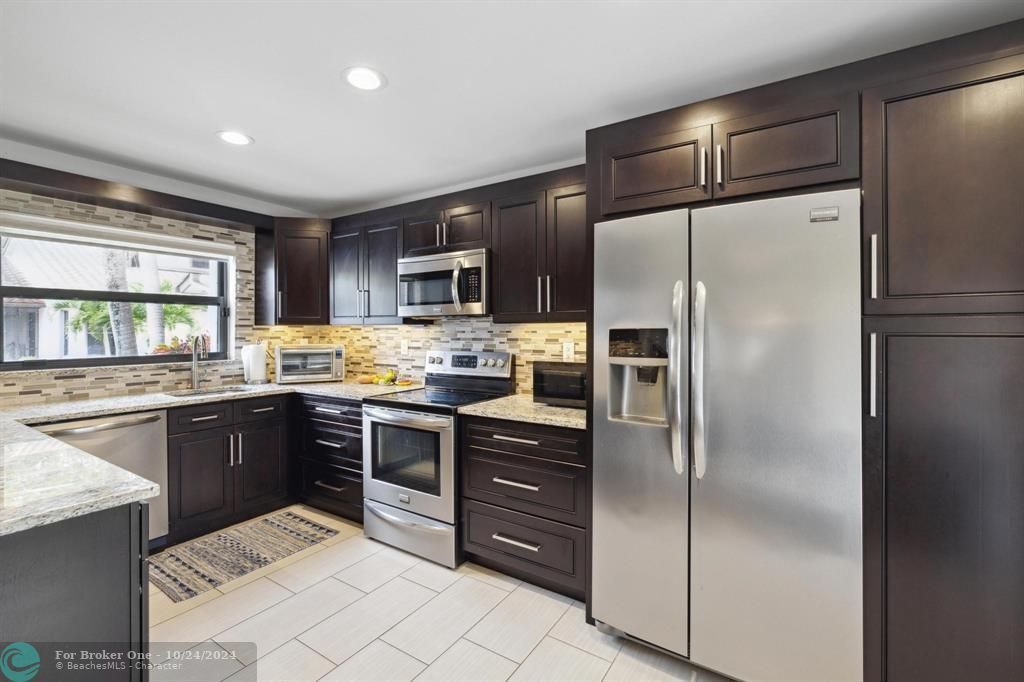 For Sale: $409,000 (2 beds, 2 baths, 1175 Square Feet)