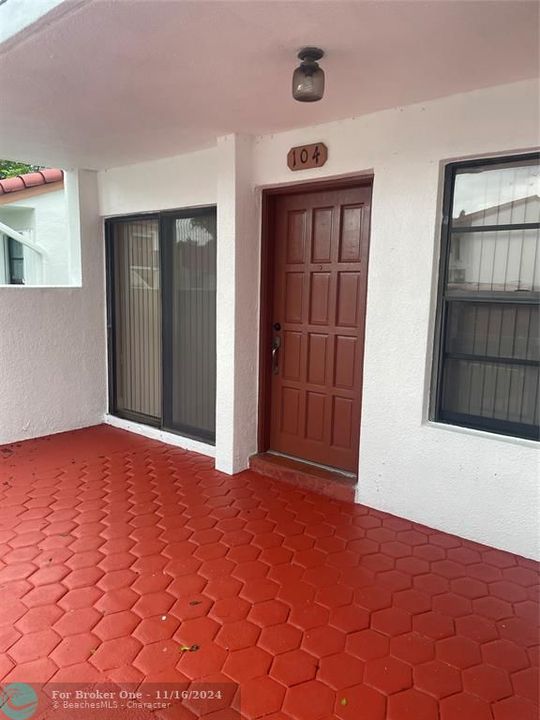 Active With Contract: $2,290 (2 beds, 2 baths, 917 Square Feet)