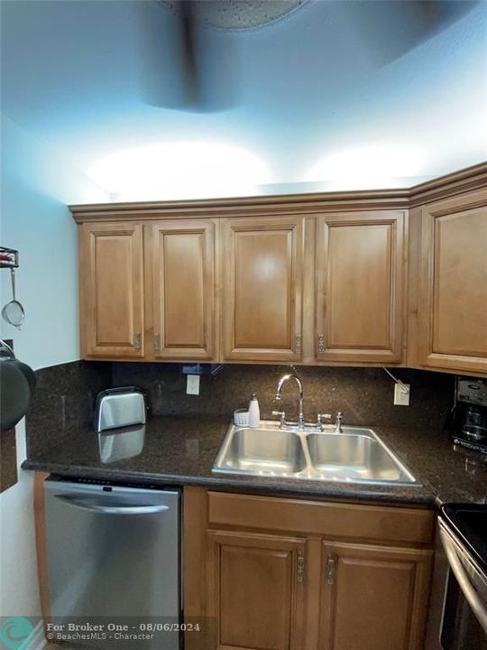 For Sale: $209,000 (2 beds, 1 baths, 915 Square Feet)