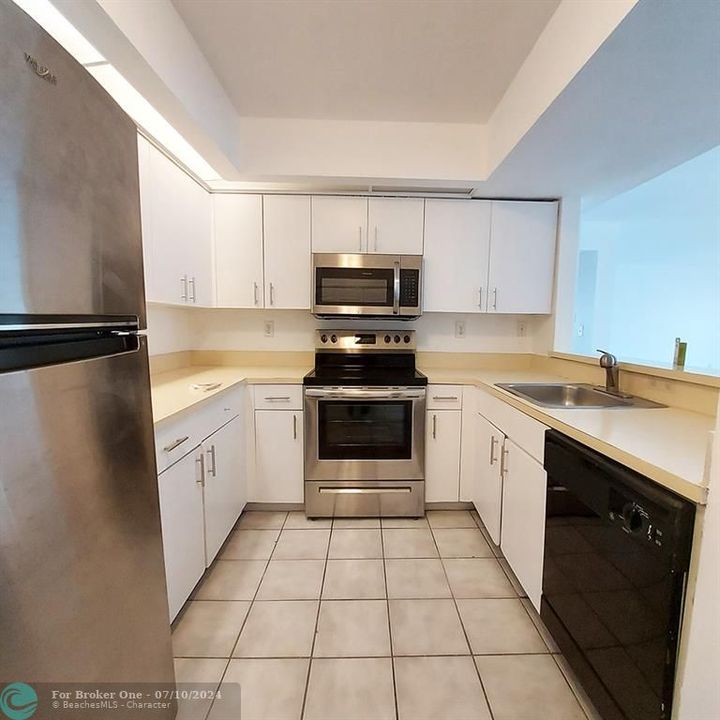 For Rent: $2,150 (2 beds, 2 baths, 1123 Square Feet)
