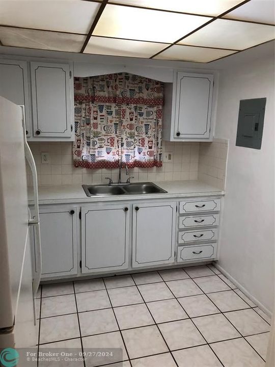 Active With Contract: $1,900 (2 beds, 2 baths, 975 Square Feet)