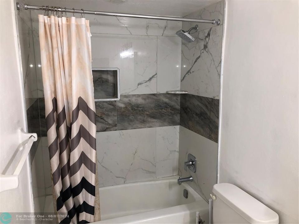 For Rent: $2,000 (2 beds, 2 baths, 975 Square Feet)