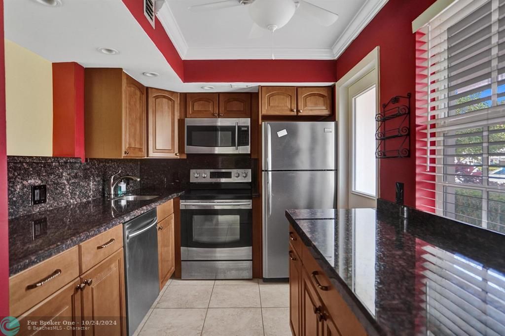 For Sale: $259,900 (2 beds, 2 baths, 1100 Square Feet)