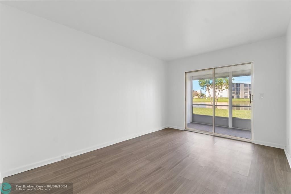 For Sale: $280,000 (2 beds, 2 baths, 896 Square Feet)