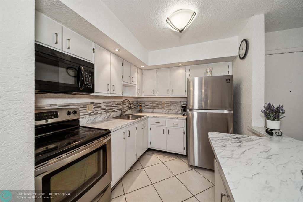 For Sale: $170,000 (2 beds, 2 baths, 827 Square Feet)