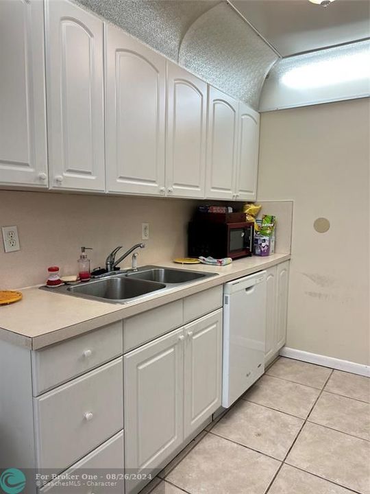 For Rent: $1,600 (2 beds, 1 baths, 861 Square Feet)