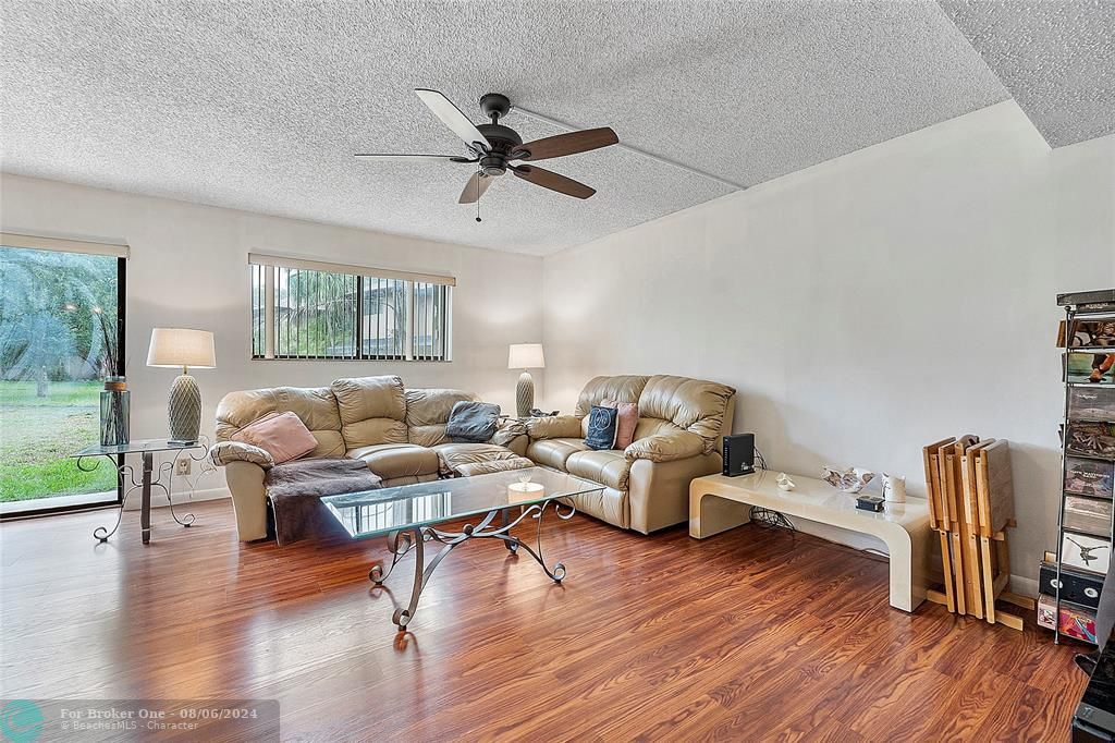 For Sale: $364,900 (3 beds, 2 baths, 1595 Square Feet)