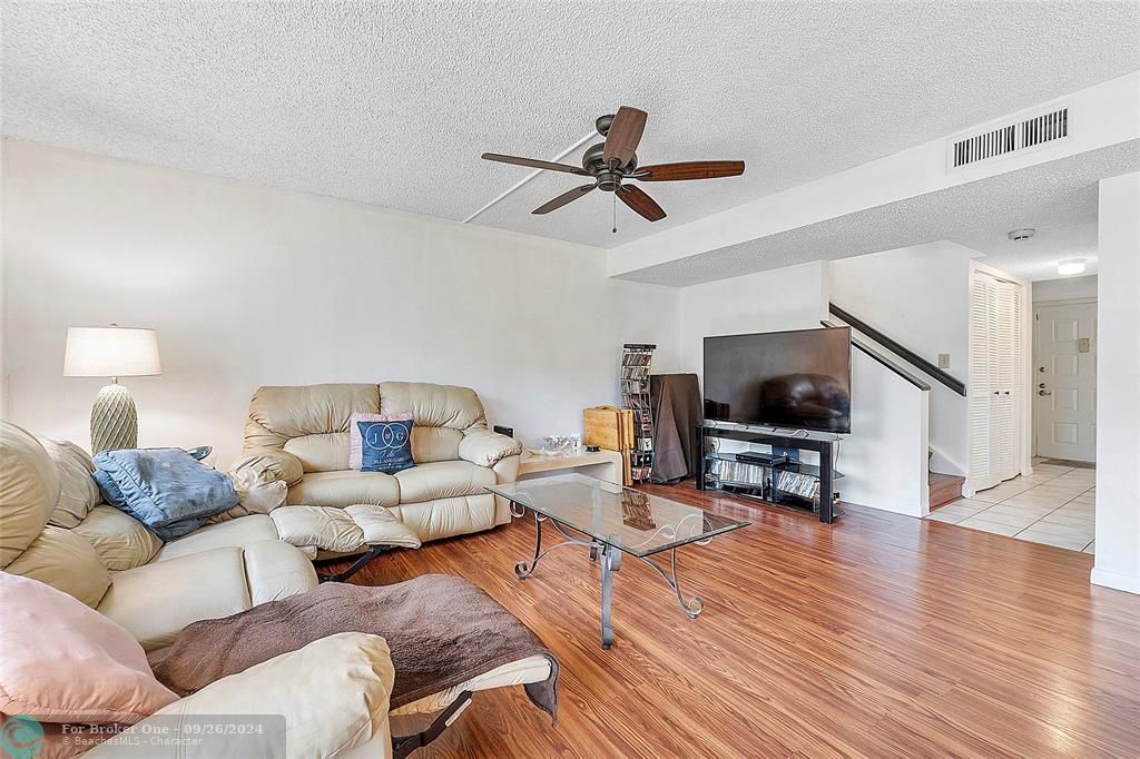 For Sale: $364,900 (3 beds, 2 baths, 1595 Square Feet)