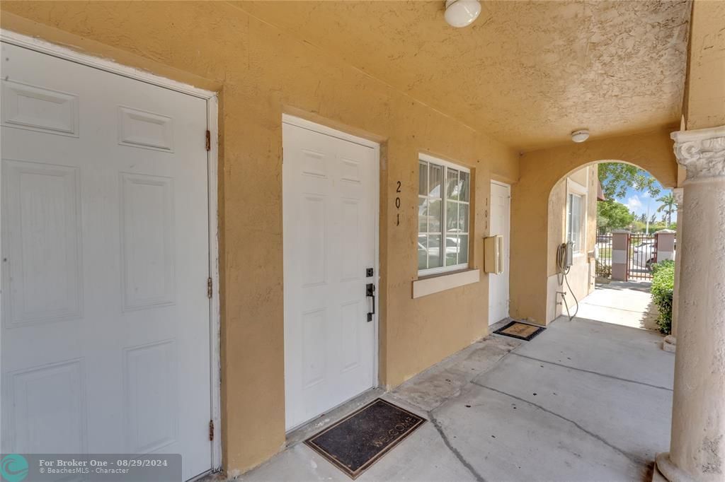 For Sale: $375,000 (2 beds, 2 baths, 870 Square Feet)