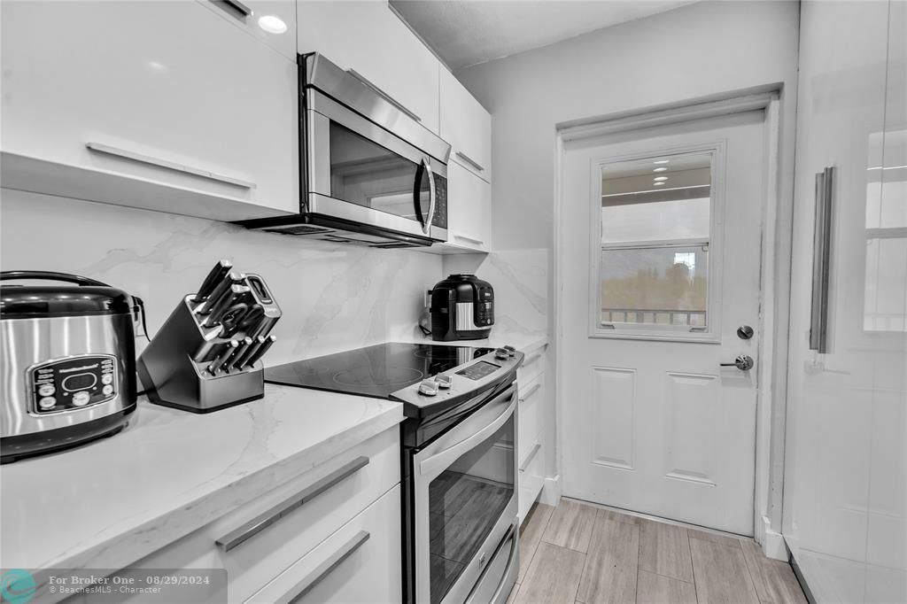 For Sale: $375,000 (2 beds, 2 baths, 870 Square Feet)