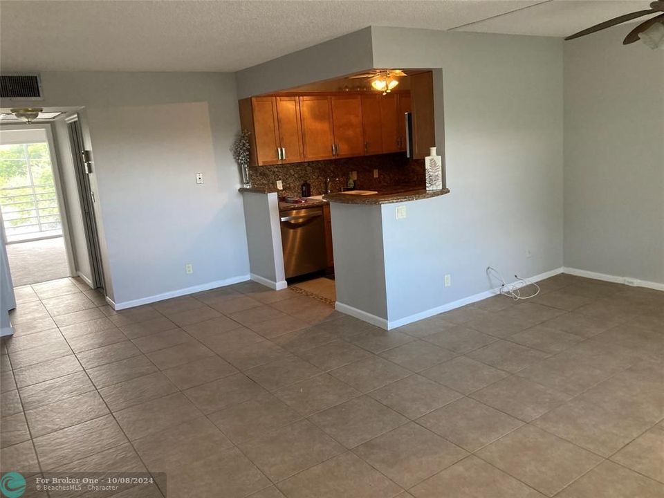 For Rent: $1,650 (1 beds, 1 baths, 798 Square Feet)