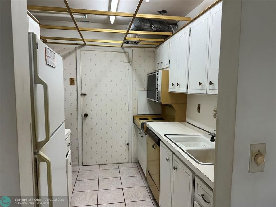 Active With Contract: $137,500 (1 beds, 1 baths, 850 Square Feet)