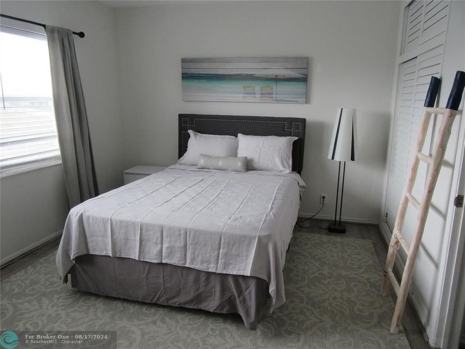 For Sale: $329,000 (1 beds, 1 baths, 660 Square Feet)