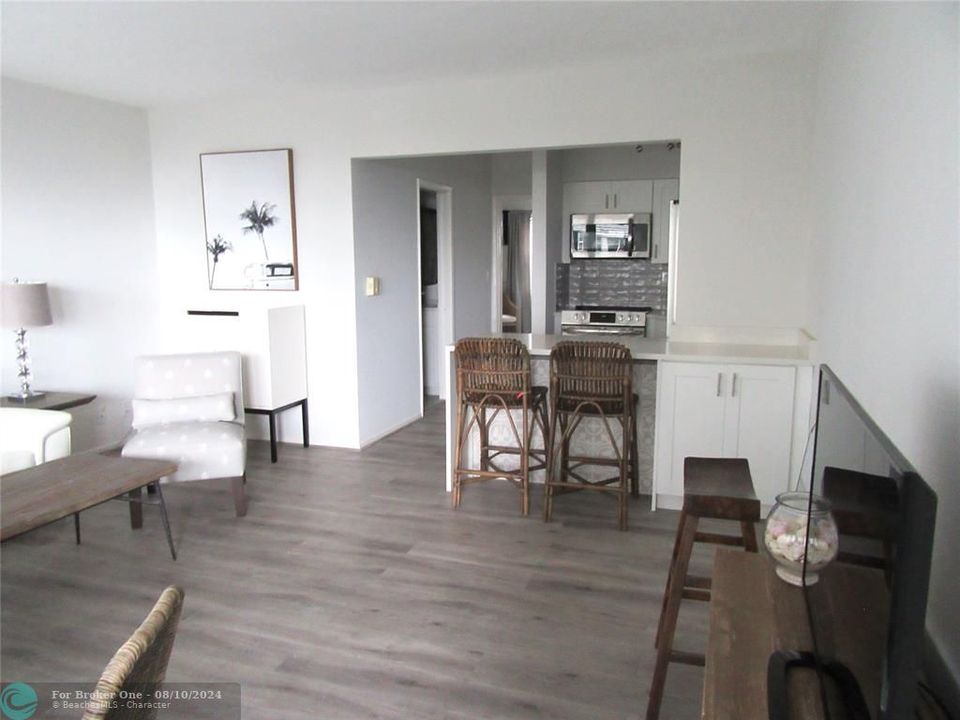 For Sale: $329,000 (1 beds, 1 baths, 660 Square Feet)