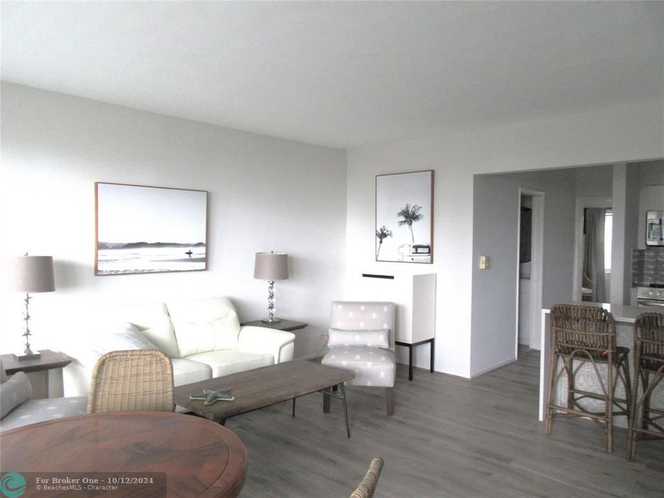 For Sale: $329,000 (1 beds, 1 baths, 660 Square Feet)