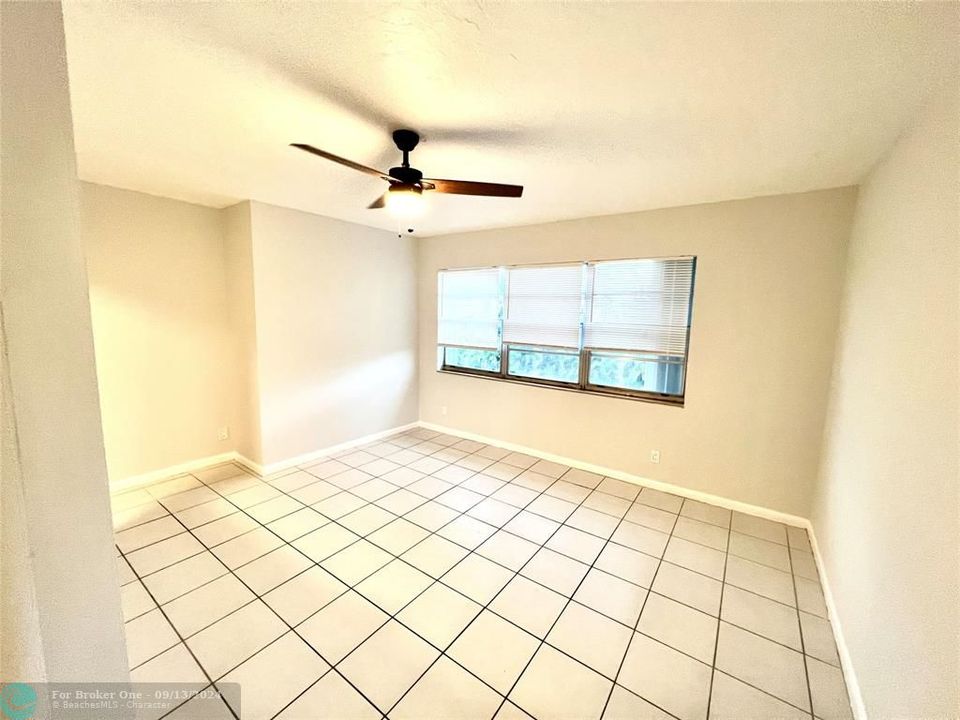 Active With Contract: $1,825 (1 beds, 1 baths, 610 Square Feet)