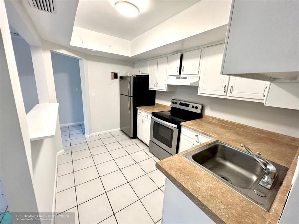 Active With Contract: $1,825 (1 beds, 1 baths, 610 Square Feet)