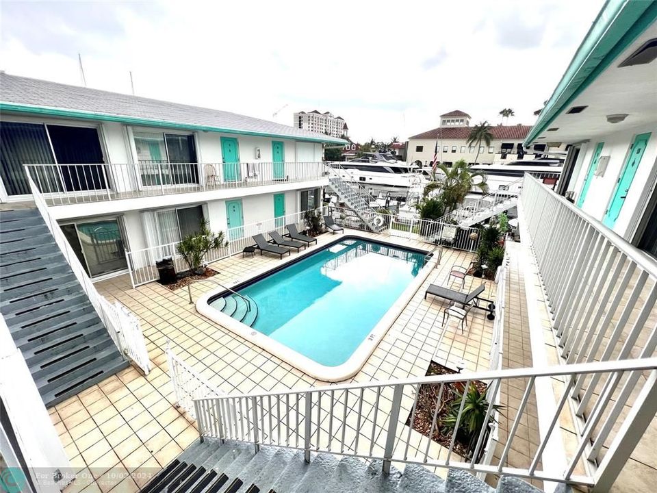 Active With Contract: $1,825 (1 beds, 1 baths, 610 Square Feet)