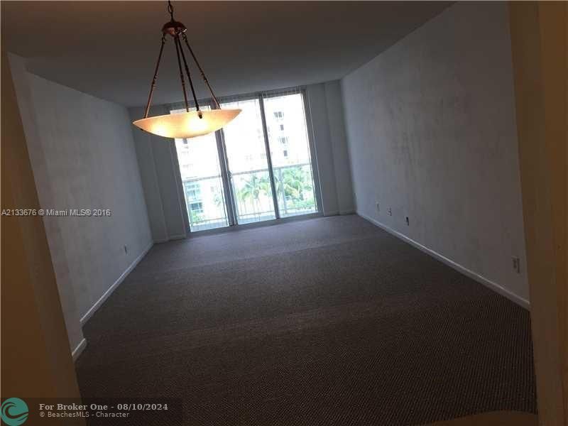 For Rent: $2,300 (1 beds, 1 baths, 1000 Square Feet)