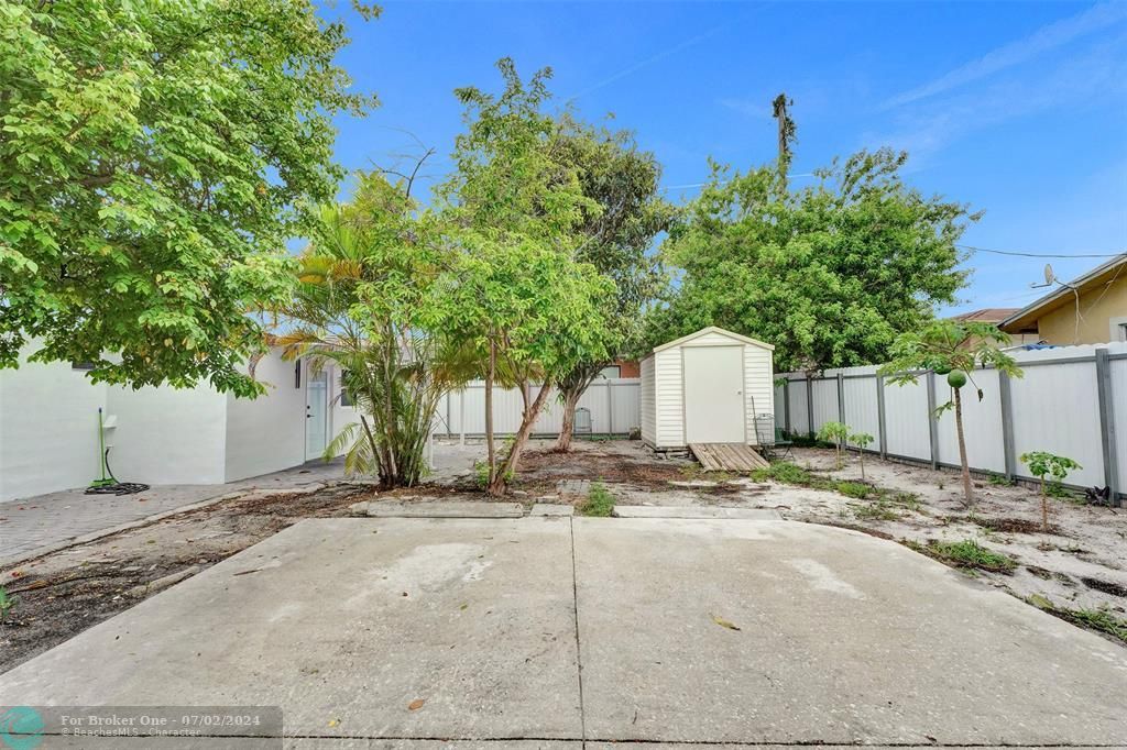 For Sale: $450,000 (2 beds, 1 baths, 849 Square Feet)