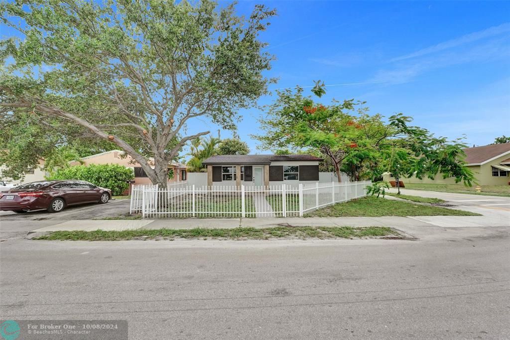 For Sale: $450,000 (2 beds, 1 baths, 849 Square Feet)