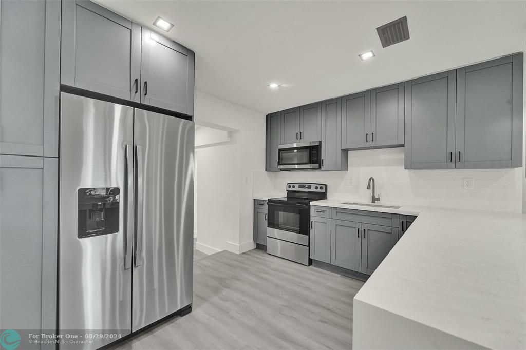 For Sale: $450,000 (2 beds, 1 baths, 849 Square Feet)