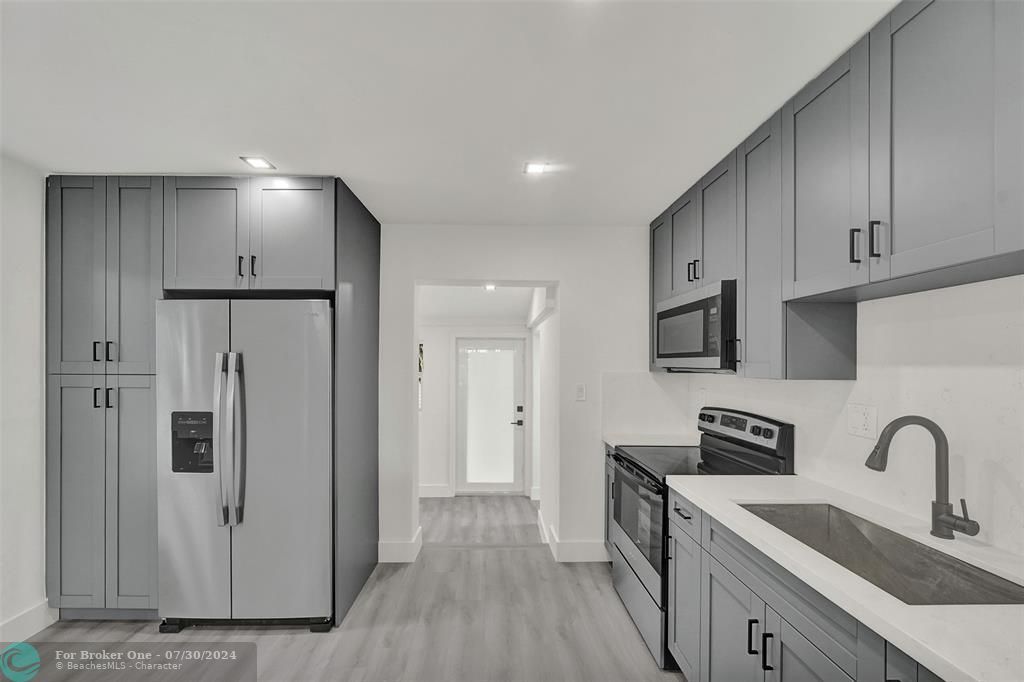 For Sale: $450,000 (2 beds, 1 baths, 849 Square Feet)