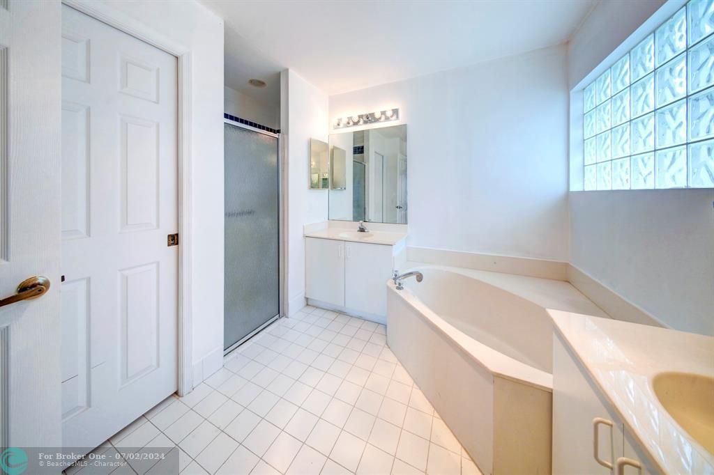Active With Contract: $3,600 (3 beds, 2 baths, 1714 Square Feet)