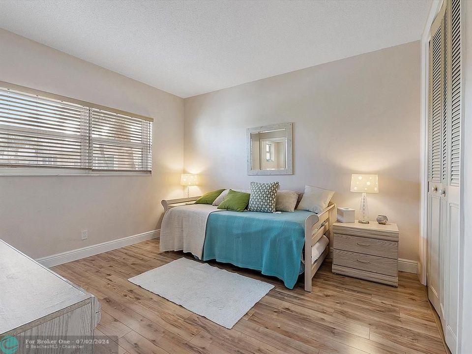 For Sale: $429,000 (2 beds, 1 baths, 900 Square Feet)