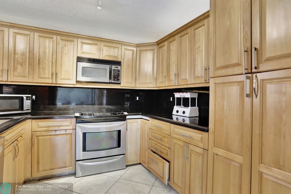 For Sale: $265,000 (2 beds, 2 baths, 955 Square Feet)