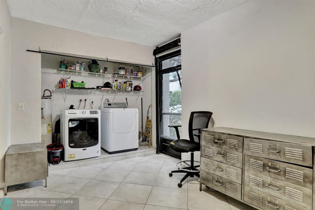 For Sale: $265,000 (2 beds, 2 baths, 955 Square Feet)