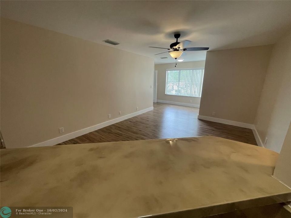 For Rent: $2,000 (2 beds, 1 baths, 912 Square Feet)