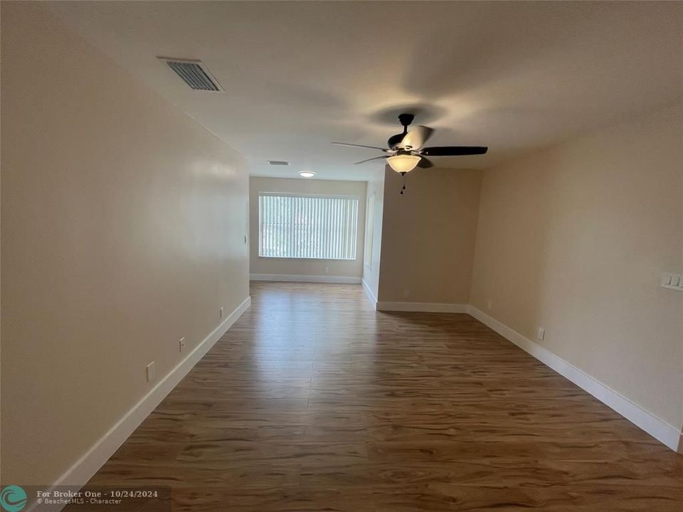 For Rent: $2,000 (2 beds, 1 baths, 912 Square Feet)