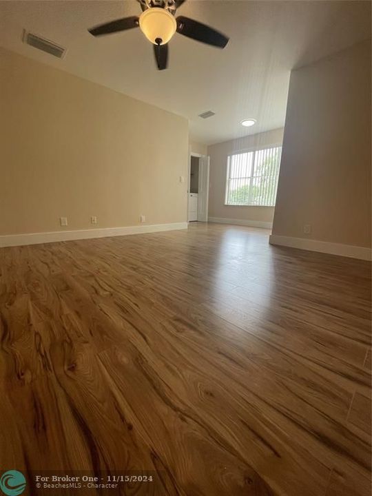 For Rent: $2,000 (2 beds, 1 baths, 912 Square Feet)