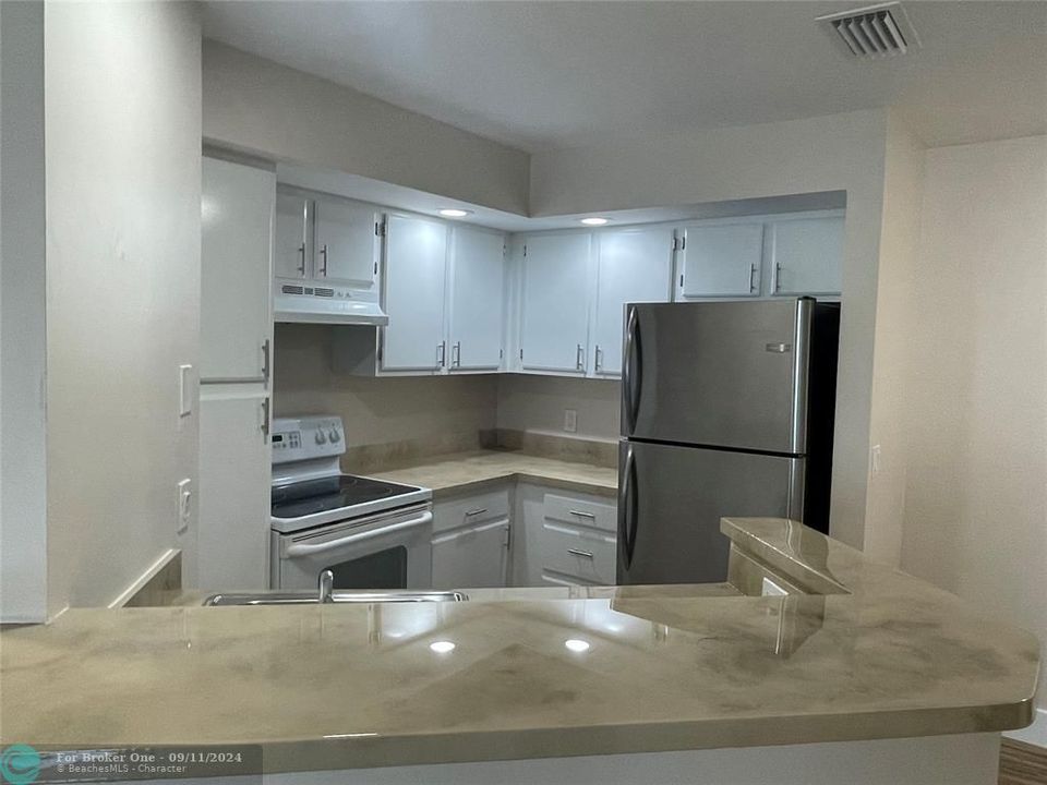 For Rent: $2,000 (2 beds, 1 baths, 912 Square Feet)