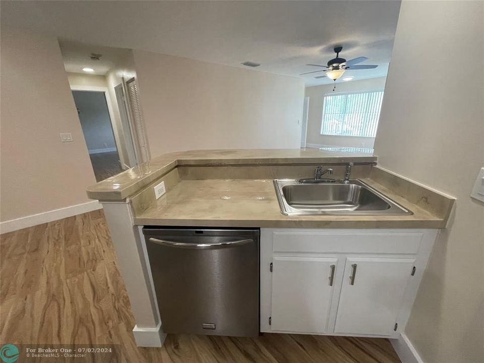For Rent: $2,000 (2 beds, 1 baths, 912 Square Feet)