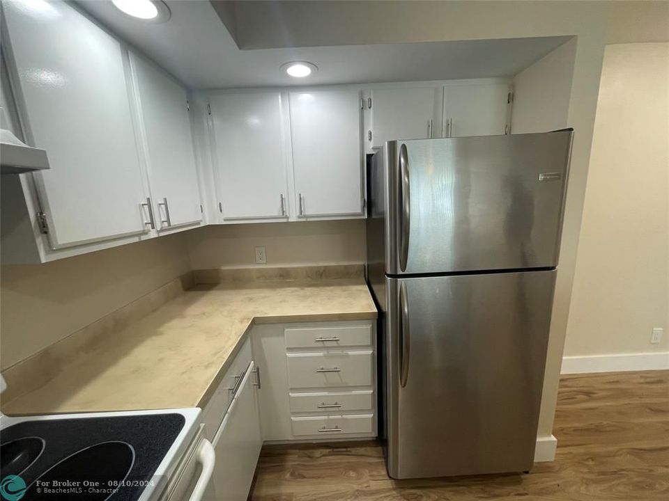 For Rent: $2,000 (2 beds, 1 baths, 912 Square Feet)