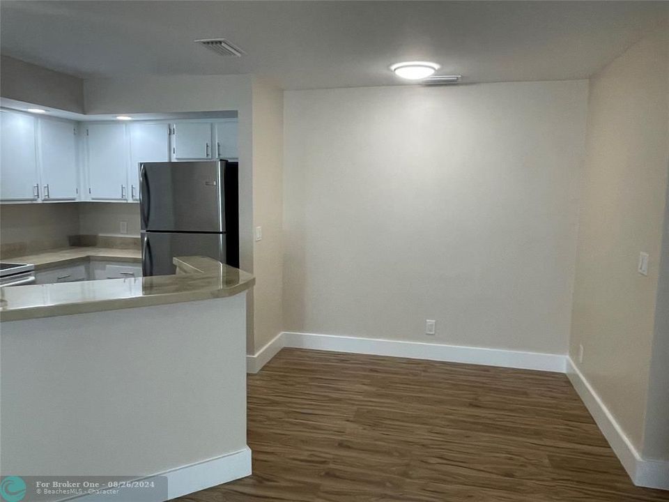 For Rent: $2,000 (2 beds, 1 baths, 912 Square Feet)