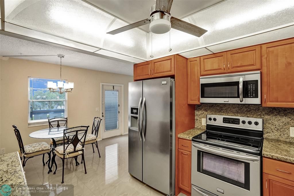 For Sale: $159,000 (2 beds, 2 baths, 916 Square Feet)