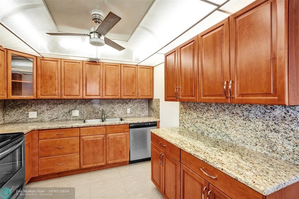 For Sale: $159,000 (2 beds, 2 baths, 916 Square Feet)