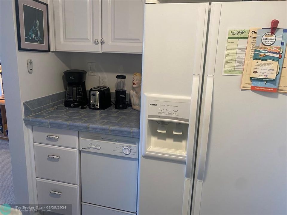 For Sale: $124,700 (1 beds, 1 baths, 650 Square Feet)