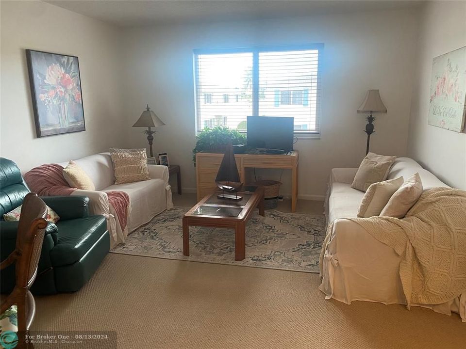 For Sale: $124,700 (1 beds, 1 baths, 650 Square Feet)