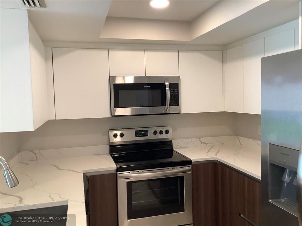 For Rent: $2,375 (2 beds, 2 baths, 952 Square Feet)