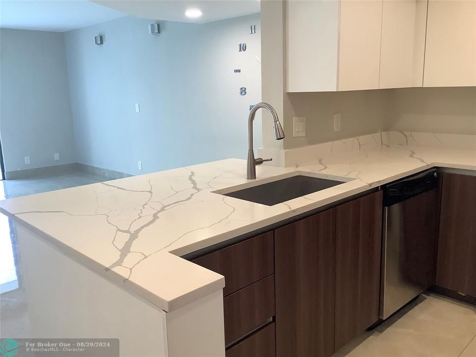 For Rent: $2,375 (2 beds, 2 baths, 952 Square Feet)