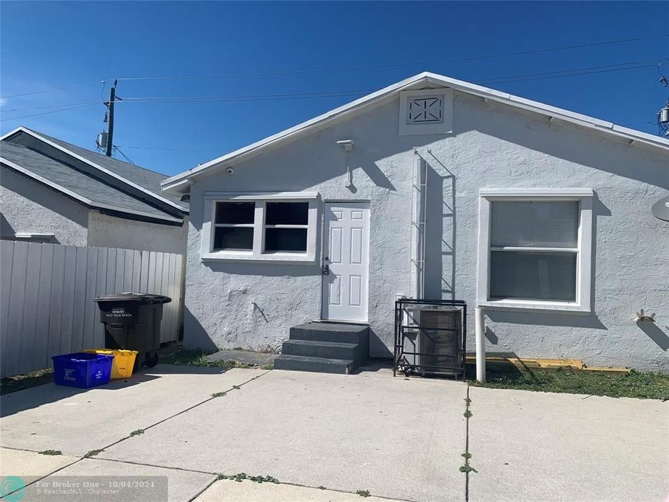 For Rent: $2,350 (3 beds, 2 baths, 2588 Square Feet)