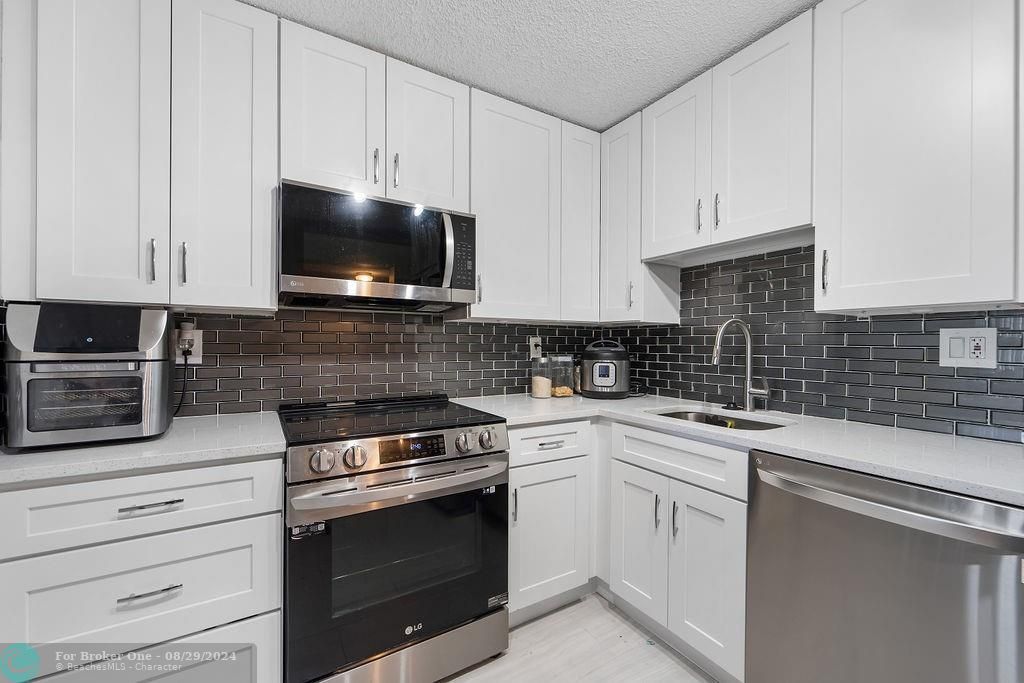 For Sale: $284,900 (2 beds, 2 baths, 1125 Square Feet)