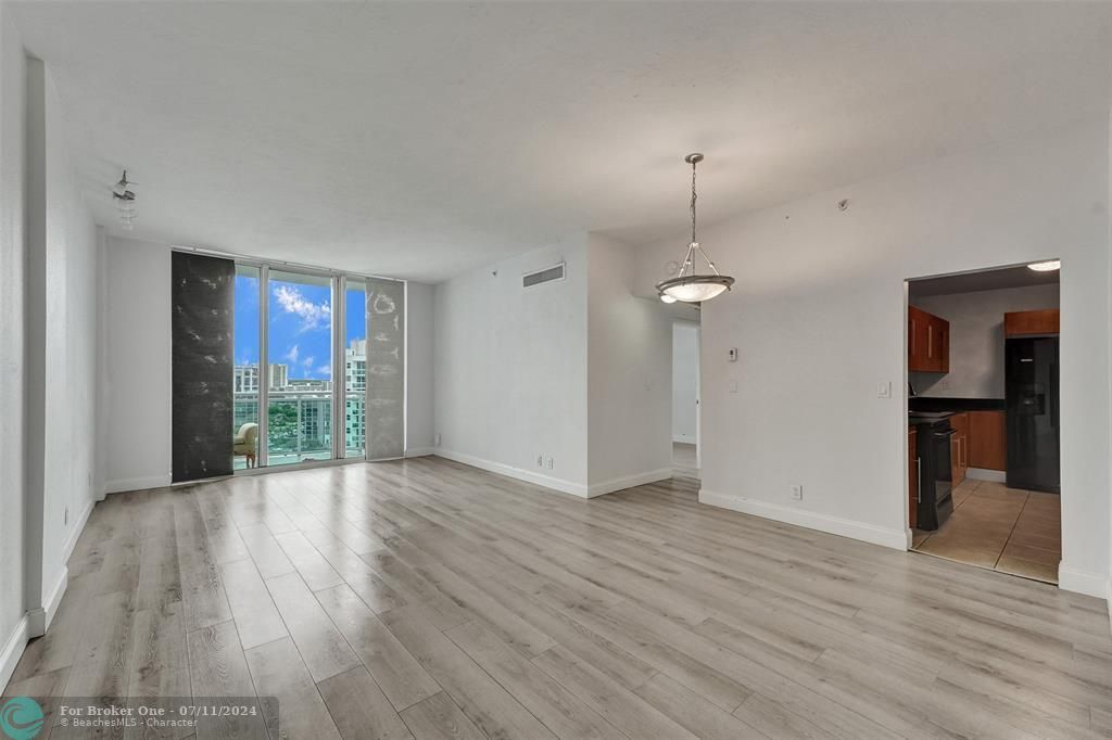 For Sale: $400,000 (1 beds, 1 baths, 817 Square Feet)