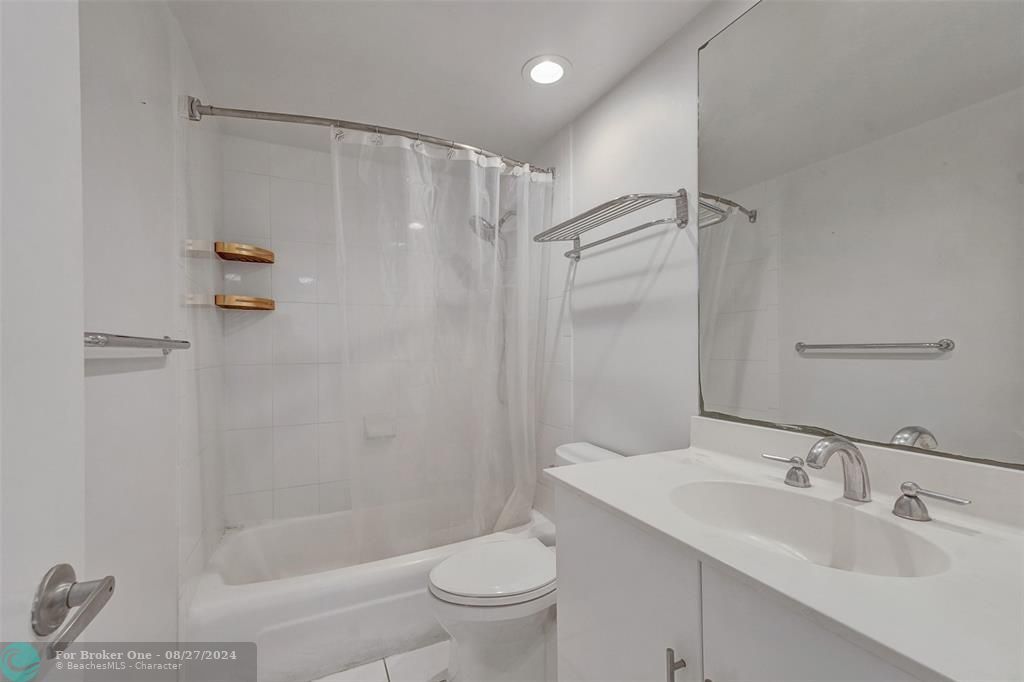 For Sale: $400,000 (1 beds, 1 baths, 817 Square Feet)