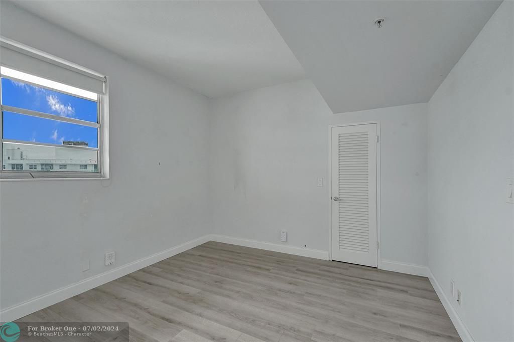 For Sale: $400,000 (1 beds, 1 baths, 817 Square Feet)