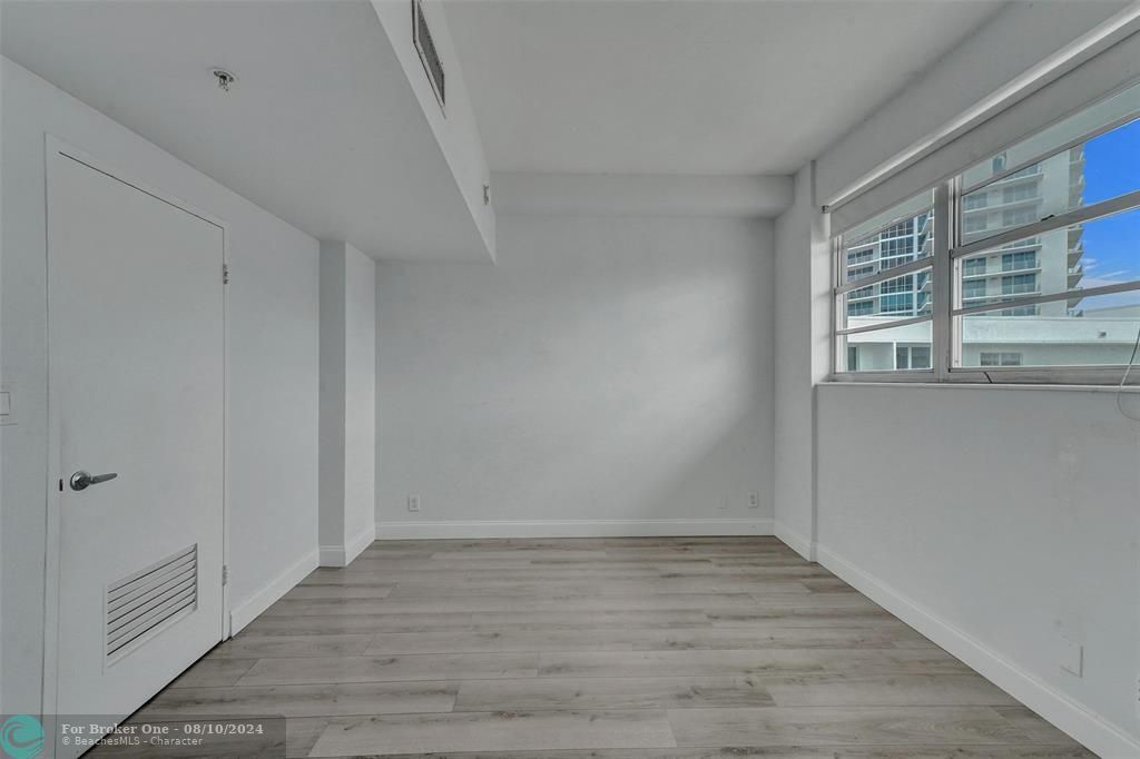 For Sale: $400,000 (1 beds, 1 baths, 817 Square Feet)